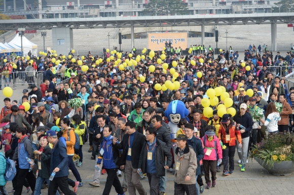 서울신문사 주최로 5일 서울 상암동 월드컵공원에서 열린 2016 제6회 마약퇴치기원 걷기대회에 참가한 사람들이 6.5km 구간을 걷고 있다.  도준석 기자 pado@seoul.co.kr