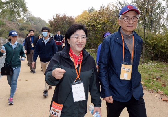 서울신문사 주최로 5일 서울 상암동 월드컵공원에서 열린 2016 제6회 마약퇴치기원 걷기대회에서 김영만 사장과 손여원 식품의약품안전평가원장이 걷고 있다.  도준석 기자 pado@seoul.co.kr