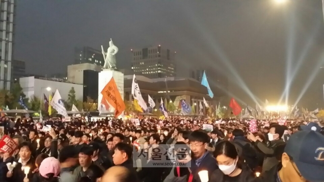 “사과말고 퇴진하라”…촛불집회 행진 시작