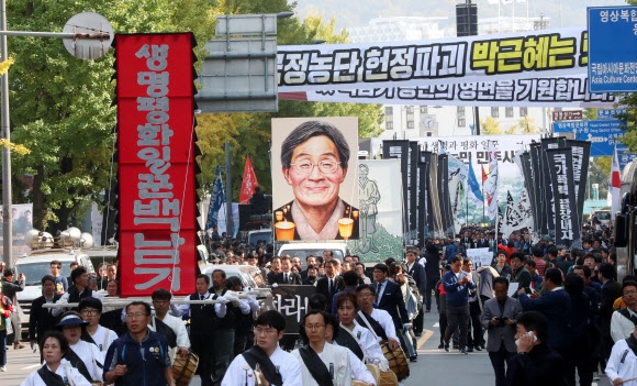 6일 오후 광주 동구 금남로에서 고(故) 백남기 농민의 노제가 열려 운구 행렬이 장지인 광주 망월동 민족민주열사 묘지로 향하고 있다. 백씨는 지난해 11월 14일 서울 민중총궐기 집회에 참가했다가 경찰의 물대포에 맞아 의식불명 상태로 입원 치료 중 올해 9월 25일 숨을 거뒀다.  연합뉴스