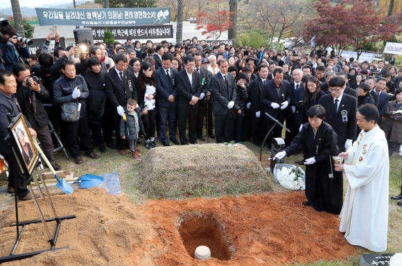 6일 오후 광주 북구 망월동 민족민주열사묘역에서 백남기씨의 하관의식이 진행되고 있다. 광주 연합뉴스