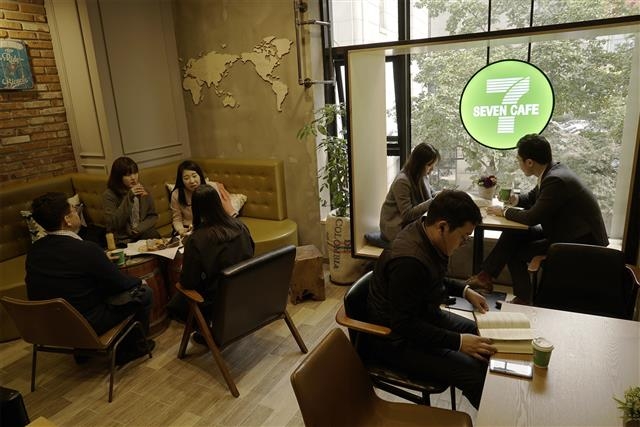 서울 중구 회현동의 남대문 세븐카페점. 편의점 위층에 카페를 만들어 고객이 보다 오래 머물 수 있도록 했다. 세븐일레븐 제공
