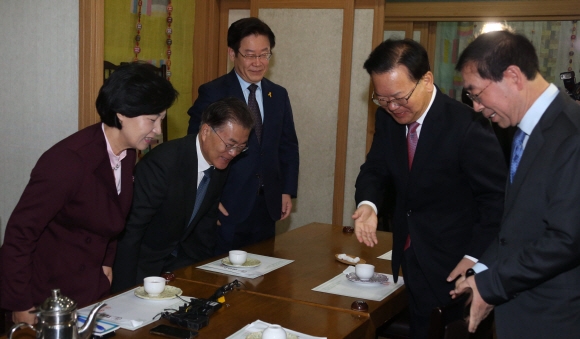 더불어민주당 추미애 대표와 대선후보로 거론되는 인사들이 8일 오전 서울 여의도의 한 식당에서 만나 박근혜-최순실 게이트로 인한 국정혼란 상황에 대한 수습책을 논의하려고 자리에 앉고 있다. 2016. 11. 08 이종원 선임기자 jongwon@seoul.co.kr