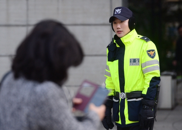 8일 서울 광화문사거리에서 추위 때문에 두툼한 옷을 껴입은 한 의경이 잔뜩 웅크리고 근무를 서고 있다. 2016. 11. 8 정연호 기자 tpgod@seoul.co.kr