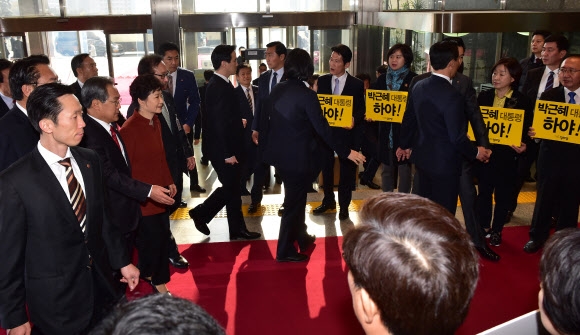 박근혜 대통령 앞 하야 촉구 피켓 시위