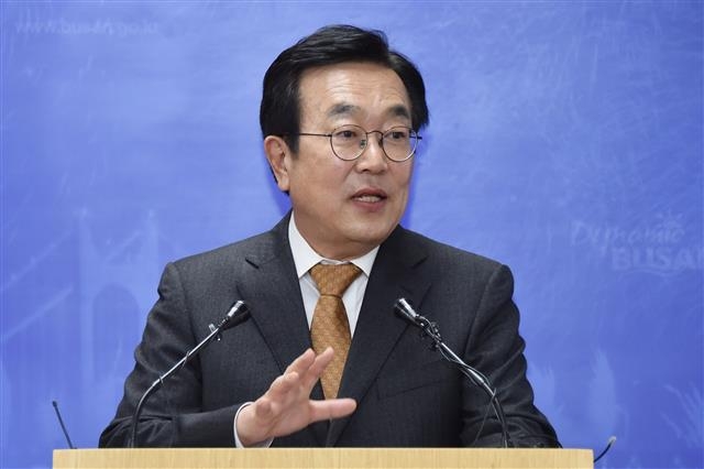 서병수 부산시장이 8일 오후 시청 브리핑룸에서 기자회견을 열고 서부산 균형 발전과 관련한 주요 프로젝트를 발표하고 있다. 부산시 제공