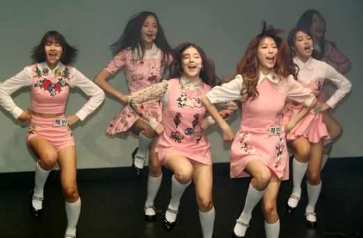 신인 걸그룹 모모랜드가 9일 오전 서울 서대문구 현대유플렉스에서 열린 첫 번째 미니앨범 쇼케이스에서 신곡 ’짠쿵쾅’의 무대를 선보이고 있다. <br>연합뉴스