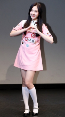 신인 걸그룹 모모랜드의 나윤이 9일 오전 서울 서대문구 현대유플렉스에서 열린 첫 번째 미니앨범 쇼케이스에서 포즈를 취하고 있다. 연합뉴스