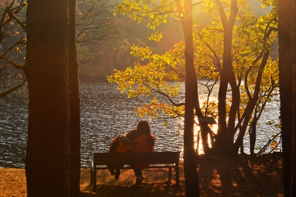 세조길을 찾은 관광객들이 저수지 앞 의자에 앉아 따사로운 가을 햇살을 즐기고 있다. 저수지 구간은 세조길 초입에 있다.