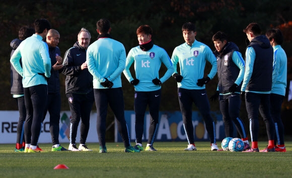 축구 국가대표팀에 전력분석관으로 합류한 차두리(왼쪽 세 번째)가 울리 슈틸리케(네 번째) 감독과 함께 9일 경기 파주 국가대표트레이닝센터(NFC)에서 선수들과 대화를 하고 있다. 대표팀은 오는 11일 천안종합운동장에서 캐나다와 친선경기를 하는 데 이어 15일 우즈베키스탄과 2018 러시아월드컵 최종예선 5차전을 갖는다. 연합뉴스