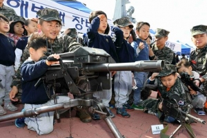 제주해군 ‘아이들에 무기체험’ 논란