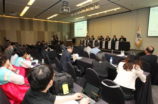 지난해 개최된 ‘제1회 공항 고도제한 완화 국제세미나’에서 청중들이 전문가들의 토론 모습을 지켜보고 있다. 강서구 제공