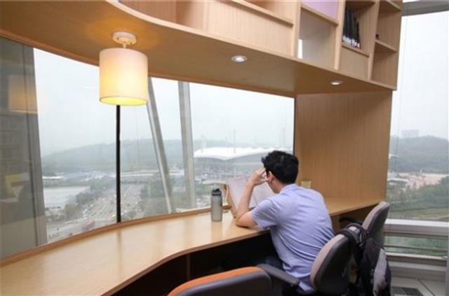 마포구청 12층에 위치한 하늘도서관에서 한 구민이 책을 읽고 있다.