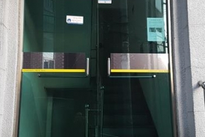 뒤가 잘 보이게… 종로 출입구에 ‘안심거울’