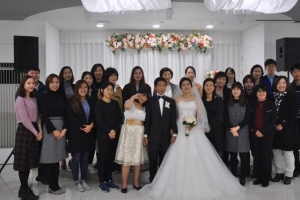 이웃이 선물한 ‘지각 결혼식’에 웃음꽃 피었습니다