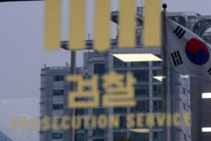 이재만 안봉근 자택 압수수색…검찰, 靑 문고리 3인방 수사 본격화