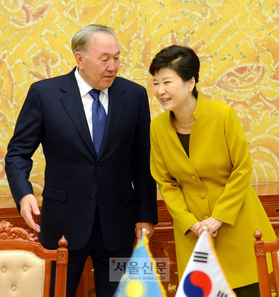 박근혜 대통령이 10일 청와대에서 열린 나자르바예프 카자흐스탄 대통령과 MOU체결식서 대화하고 있다. 안주영 기자 jya@seoul.co.kr