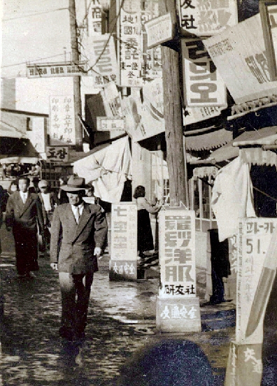 국가기록원이 6·25전쟁 당시 임시수도 전후 부산의 생활상을 엿볼 수 있는 희귀자료로 평가한 사진. 종전 뒤인 1954년 광복동 거리의 평화로운 모습. 국가기록원 제공
