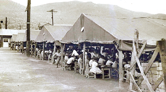 국가기록원이 6·25전쟁 당시 임시수도 전후 부산의 생활상을 엿볼 수 있는 희귀자료로 평가한 사진. 전쟁 탓에 갑자기 불어난 인구로 부족해진 교실 대신 천막에서 수업을 받아야 했던 당시 초량동 항도초등학교. 국가기록원 제공