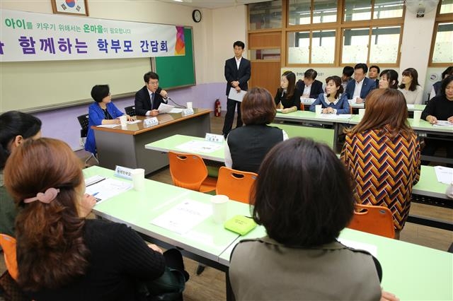 정원오 서울 성동구청장이 학부모 건의사항에 대해 성심껏 답변하고 있다. 성동구 제공