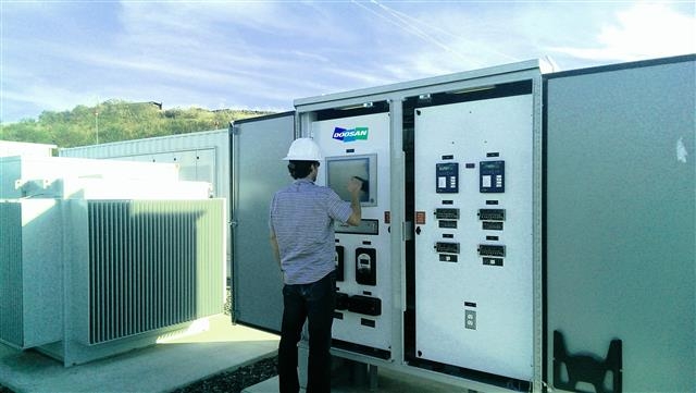 지난 7월 두산중공업이 인수한 두산그리드텍의 작업자가 컨트롤 시스템 소프트웨어를 적용한 에너지저장장치(ESS)의 모니터를 살펴보고 있다. 두산 제공