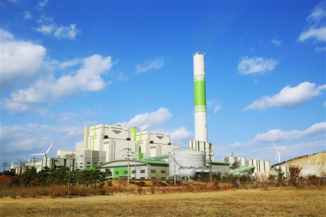 석탄발전소 폐기물을 산업용 소재 등으로 재활용하고 있는 한국남동발전 영흥화력발전소. 한국남동발전 제공