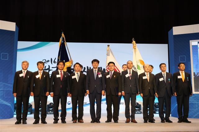 한국에너지공단은 10일 경기 일산 킨텍스에서 신재생 에너지 산업발전 유공자를 포상하기 위한 ‘2016년 한국신재생에너지대상’ 행사를 개최했다. 한국에너지공단 제공