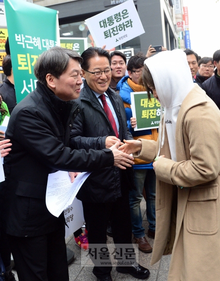국민의당 안철수(왼쪽) 전 공동대표와 박지원 비상대책위원장이 10일 마포구 홍대입구역에서 한 시민과 악수를 하고 있다. 정연호 기자 tpgod@seoul.co.kr