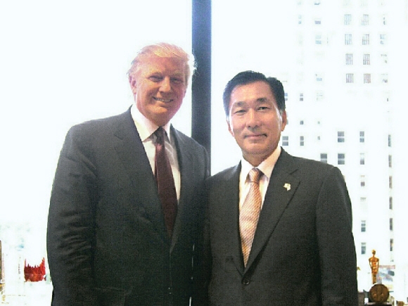 새누리당 안상수(오른쪽) 의원이 2008년 9월 미국 뉴욕 트럼프타워에서 트럼프 당선자와 기념 촬영한 모습. 연합뉴스