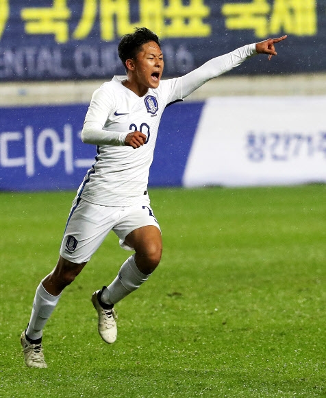 이승우(FC 바르셀로나 후베닐A)가 10일 수원월드컵경기장에서 열린 잉글랜드와의 국제축구연맹(FIFA) U-19(19세 이하) 수원컨티넨탈컵 2차전에서 고함과 함께 손가락으로 패스 지점을 가리키며 상대 문전을 향해 내달리고 있다. 연합뉴스