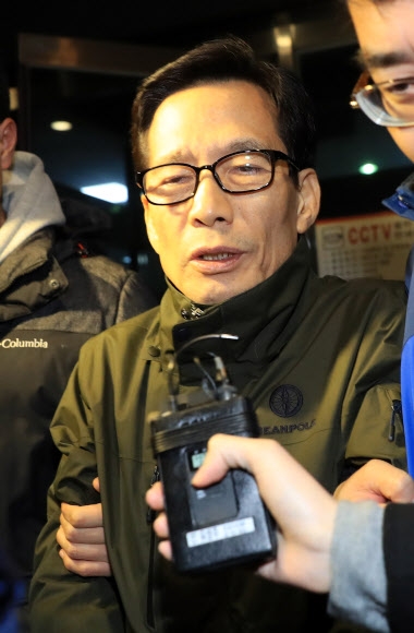 이영복 엘시티 회장이 10일 밤 부산으로 압송되기에 앞서 서울 수서경찰서를 나서고 있다. 연합뉴스