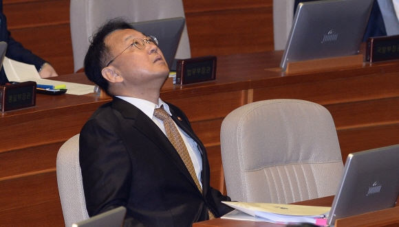 11일 서울 여의도 국회에서 열린 ‘최순실 게이트’의 진상을 규명하기 위한 긴급현안질문 본회의에서 유일호 경제부총리가  답변 순서를 기다리고 있다. 이종원 선임기자 jongwon@seoul.co.kr