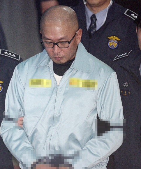 문화계 비선권력으로 지목된 차은택씨가 11일 서울 중앙지법으로 영장실질심사를 받기 위해 들어오고 있다.  정연호 기자 tpgod@seoul.co.kr