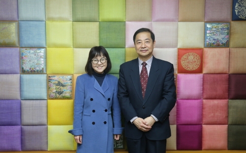 양교의 교류 확대 논의를 위한 자리에서 심화진 총장(왼쪽)과 차오 더밍 상하이외대 총장이 기념촬영 하고 있다. 성신여대 제공.