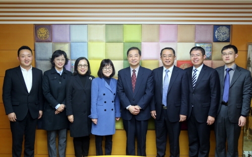 양교의 교류 확대 논의를 위한 자리에서 심화진 총장(왼쪽부터 네 번째) 일행과 차오 더밍 상하이외대 총장(오른쪽부터 네 번째) 일행이 기념촬영 하고 있다. 성신여대 제공.