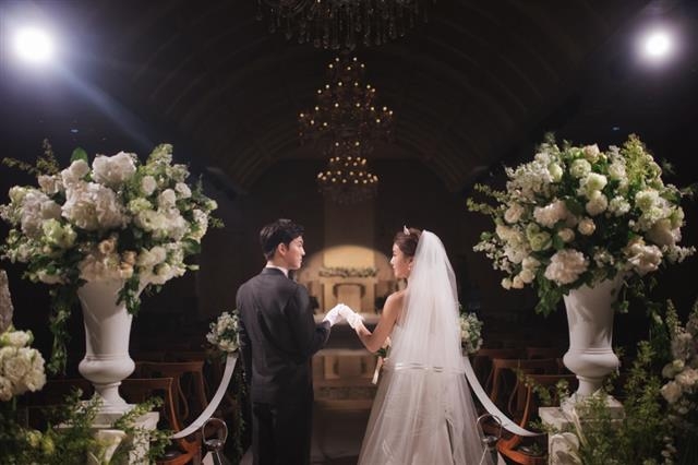 한국소비자원에 따르면 예비신랑·신부가 예식장을 계약하고 결혼식 예정일까지 90일 넘게 남은 시점에서 취소할 경우 계약금 전액을 환불받을 수 있다.