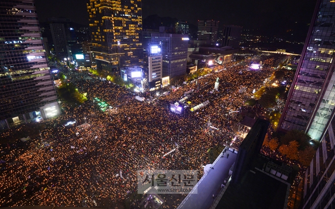 박근혜 퇴진을 요구하는 민중총궐기 대회가 열린 12일 오후 서울광장과 광화문광장, 세종대로가 수많은 인파로 가득 차 있다. 사진공동취재단