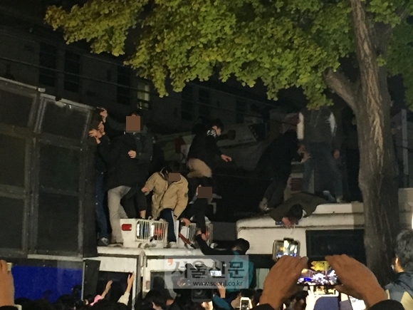 3차 촛불집회, 경찰 차벽에 올라간 시민들