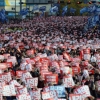 [서울포토] ‘내려와!’…민중총궐기 대회 참석한 민주노총 조합원들