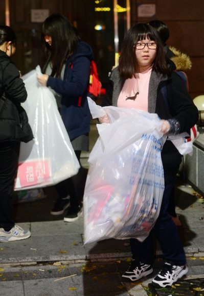 학생들이 집회가 끝난 뒤 광화문광장 일대에 남은 쓰레기를 자발적으로 주우며 선진 시민의식을 보여줬다. 정연호 기자 tpgod@seoul.co.kr