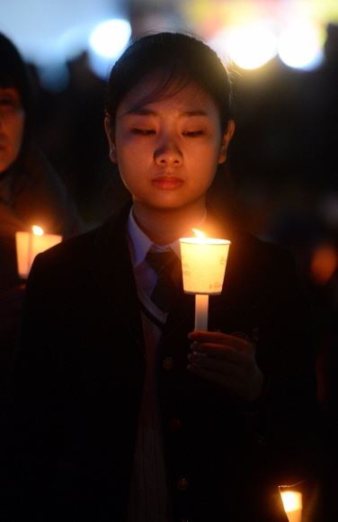 교복을 입고 집회에 참가한 한 고교생이 손에 든 촛불을 지그시 바라보고 있다. 정연호 기자 tpgod@seoul.co.kr