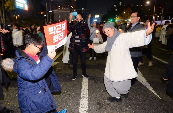 참여연대가 준비한 ‘평화의 춤’을 추며 참가자들은 이 시간을 축제처럼 즐겼다. 정연호 기자 tpgod@seoul.co.kr
