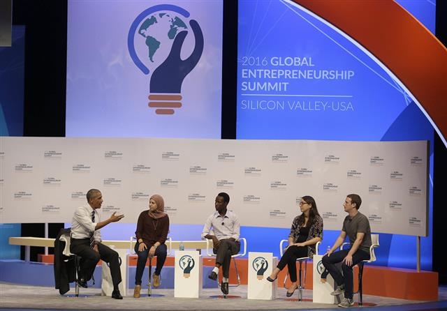버락 오바마 미국 대통령이 지난 6월 미국 캘리포니아주 스탠퍼드에서 열린 ‘글로벌 기업가 정신 정상회의’에서 마크 저커버그(오른쪽) 페이스북 최고경영자 등 젊은 창업자들과 대화를 나누고 있다. 스탠퍼드 AP 연합뉴스