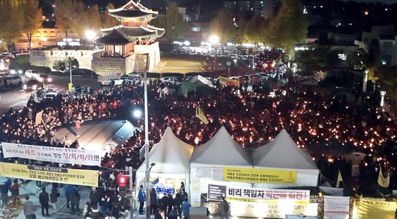 전북에선 12일 2000여명이 전주시 풍남문광장에 모여, ‘박근혜 정권 퇴진·최순실 국정 농단 진상규명’을 촉구하고 있다.  전주 연합뉴스