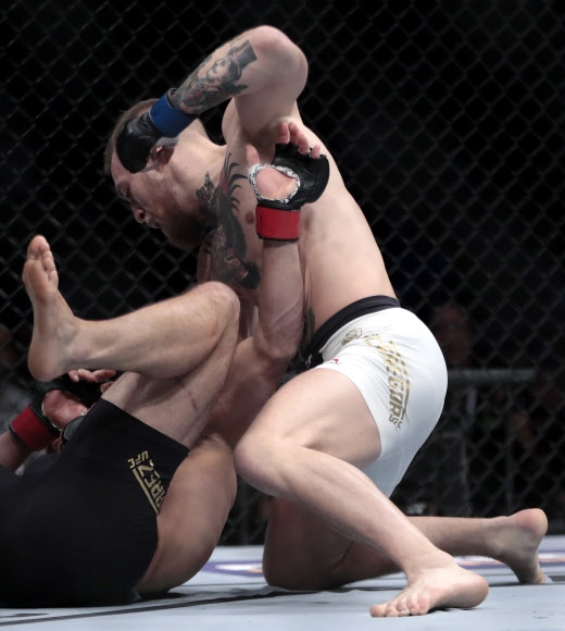 [포토] UFC 205 챔피언을 향해…코너 맥그리거, 인정사정 볼 것 없는 경기