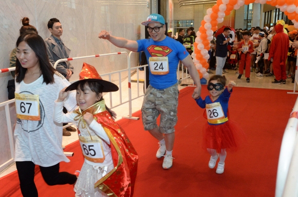 13일 오전 서울 영등포구 63빌딩에서 열린 63계단오르기 대회(Challenge for Love 63)에서 이색복장을 입은 가족들이 파이팅을 외치며 출발하고 있다. 이언탁 기자 ult@seoul.co.kr