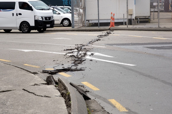 뉴질랜드 규모 7.8 강진으로 도로가 ‘쩍’
