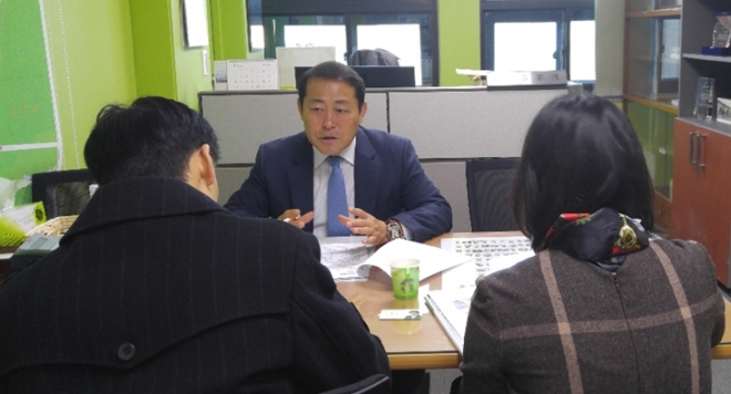 김태수 서울시의원은 의원회관 의정연구실에서 서울시 관계공무원을 만나 면목동 마을공동체 주택 건설과 책 익는 마을 사업 조성에 대한 이야기를 하고 있다.