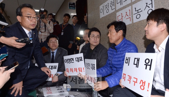 이정현 새누리당대표가 14일 국회에서 이 대표의 사퇴를 요구하며 단식 농성중인 원외 당협위원장들을 찾아가 이야기하고 있다.  이종원 선임기자 jongwon@seoul.co.kr