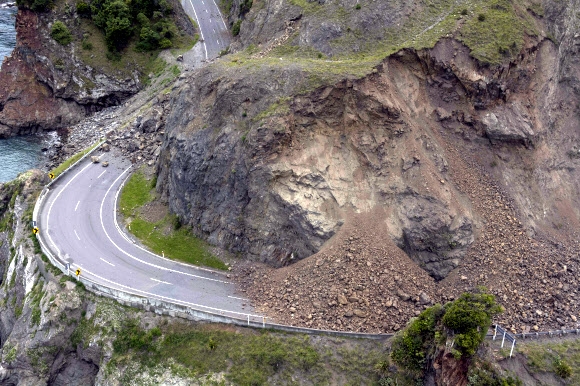14일(현지시간) 뉴질랜드 남섬에서 발생한 규모 7.8의 강진으로 카이코우라에 산사태가 발생하여 인근 고속도로가 토사와 돌로 뒤덮여 있다. AP 연합뉴스